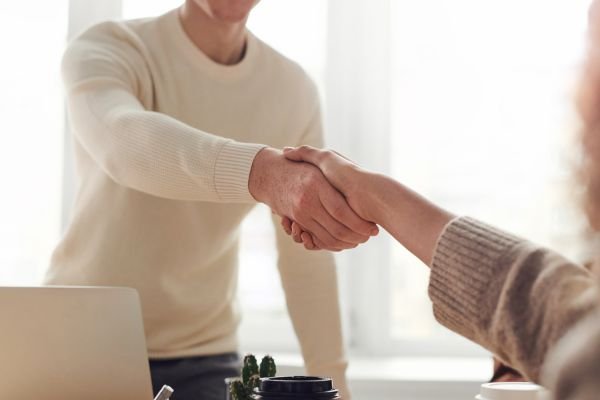 Condômino inadimplente pode participar de assembleia