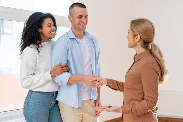 Síndico conversando com condôminos inadimplentes