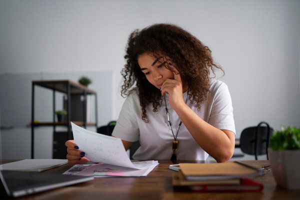 Mulher verificando quais condôminos estão inadimplentes