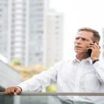 síndico falando ao telefone sobre problemas do condomínio