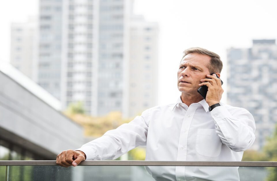 síndico falando ao telefone sobre problemas do condomínio
