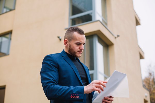 Sindico com papel na mão lendo suas anotações